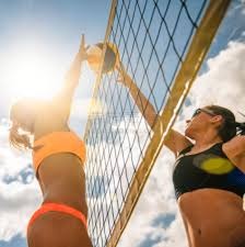 健身女主播因长相酷似faker而火，穿女仆装直播LOL，段位只有白银